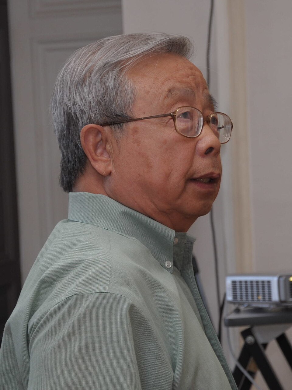 Fang Lizhi wearing glasses, seen in profile.