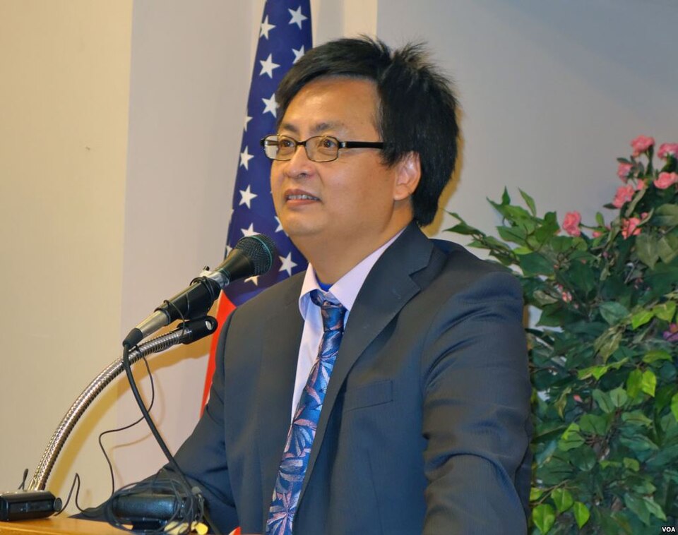 Feng Congde in a suit at a microphone.